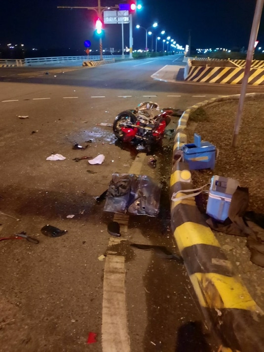 台南騎士神風式猛撞！轎車側翻90度 副駕女乘客慘死