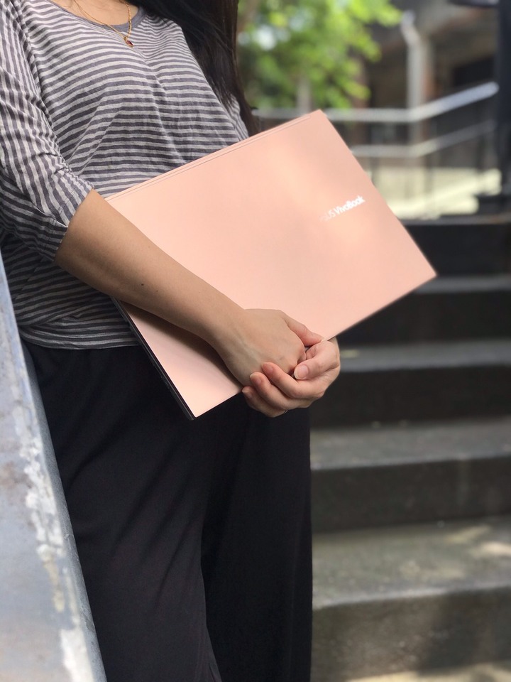 點我看大圖 VIVOBOOK S513 魔幻般霧面金屬質感文青風開箱