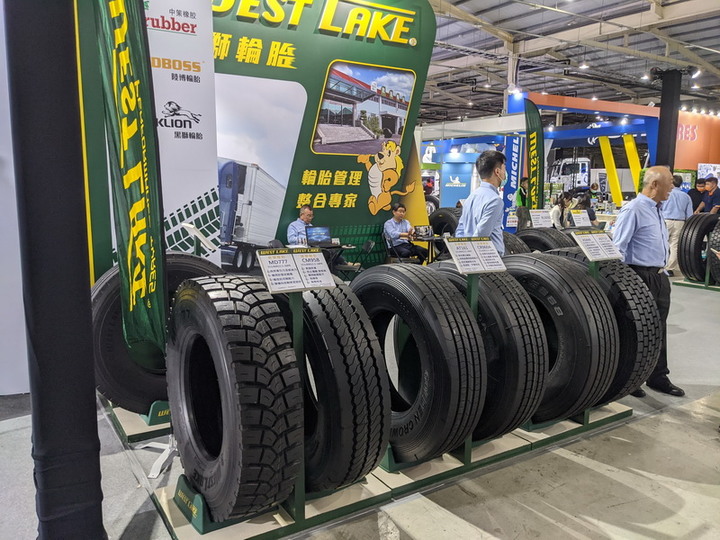 第一次看商用車展(FUSO、賓士、 SITRAK、IVECO、HYUNDAI、IZUZU、FORD、SUZUKI)