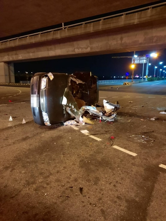 台南騎士神風式猛撞！轎車側翻90度 副駕女乘客慘死
