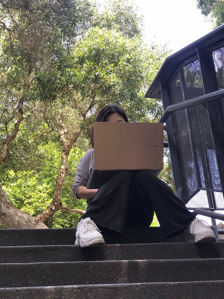 點我看大圖 VIVOBOOK S513 魔幻般霧面金屬質感文青風開箱