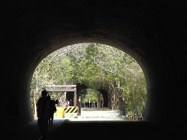 苗栗 竹南 崎頂隧道文化公園|崎頂一、二號隧道 — 曾經的火車隧道,洞中有洞的驚奇,老少咸宜的散步空間