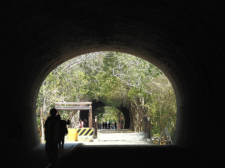 苗栗 竹南 崎頂隧道文化公園｜崎頂一、二號隧道 — 曾經的火車隧道，洞中有洞的驚奇，老少咸宜的散步空間