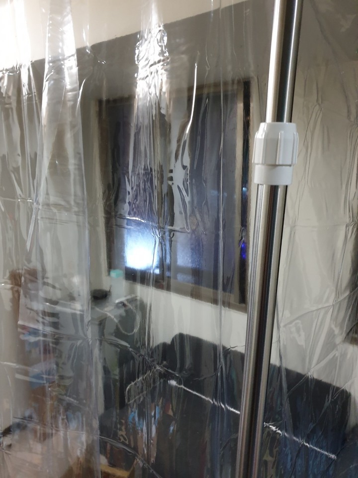 在房間內打造專屬吸菸室(頂天立地+塑膠門簾+blueair清淨機)