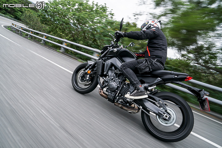 2021 YAMAHA MT-09 公路試駕｜IMU 導入 電控加量不加價