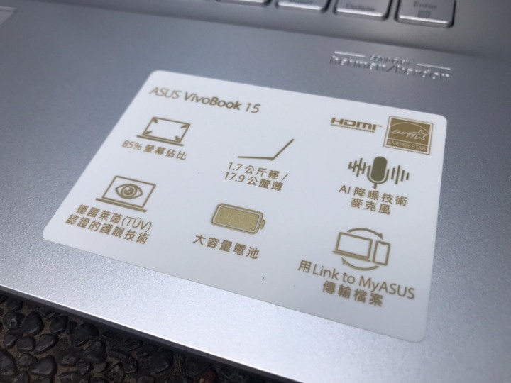 點我看大圖 VIVOBOOK S513 魔幻般霧面金屬質感文青風開箱
