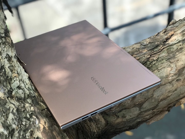 點我看大圖 VIVOBOOK S513 魔幻般霧面金屬質感文青風開箱