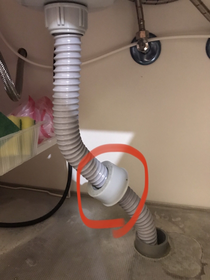 流理台排水管這樣子安裝對嗎？水多會溢水.....