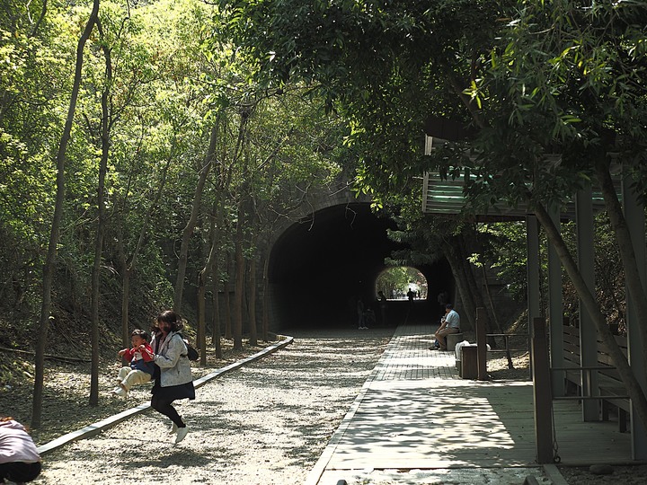 苗栗 竹南 崎頂隧道文化公園|崎頂一、二號隧道 — 曾經的火車隧道,洞中有洞的驚奇,老少咸宜的散步空間