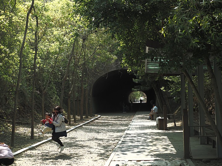 苗栗 竹南 崎頂隧道文化公園｜崎頂一、二號隧道 — 曾經的火車隧道，洞中有洞的驚奇，老少咸宜的散步空間