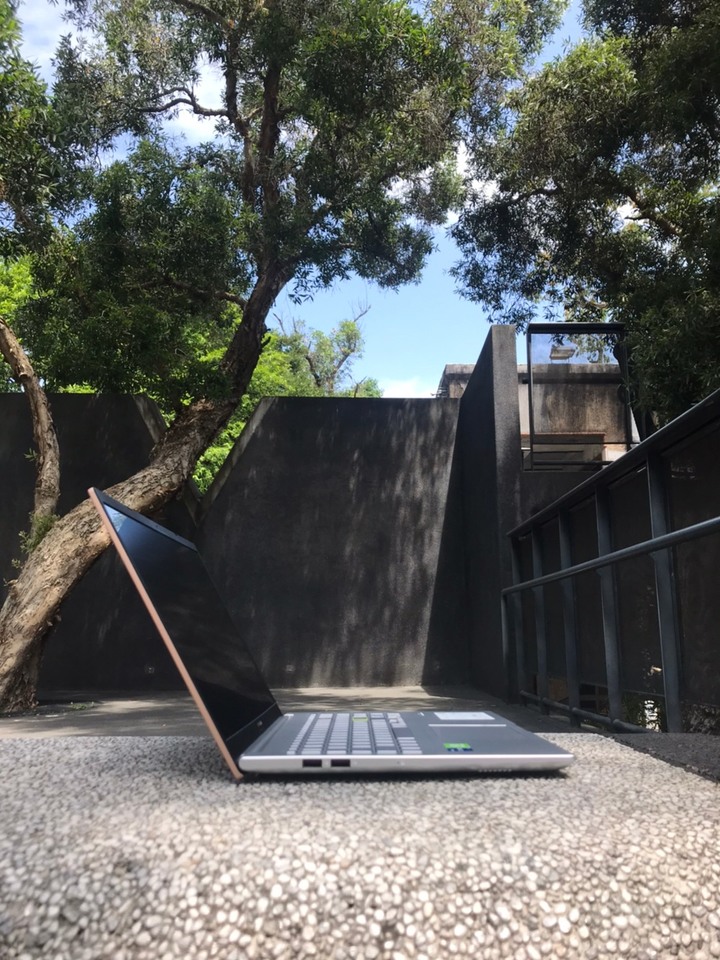 點我看大圖 VIVOBOOK S513 魔幻般霧面金屬質感文青風開箱