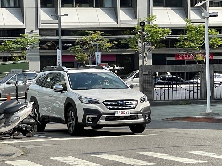 所以我週末就去看車了,Subaru All New Outback
