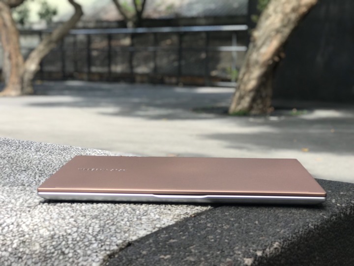 點我看大圖 VIVOBOOK S513 魔幻般霧面金屬質感文青風開箱