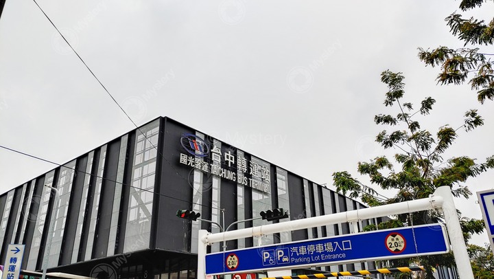 New 東區 浩瀚 *湖濱城* 28F 超高大樓 雙面臨路 戶戶邊間 雙面採光 三井LALAPORT 寵物、湧泉公園 未來藍線捷運湖景百貨宅 潛銷