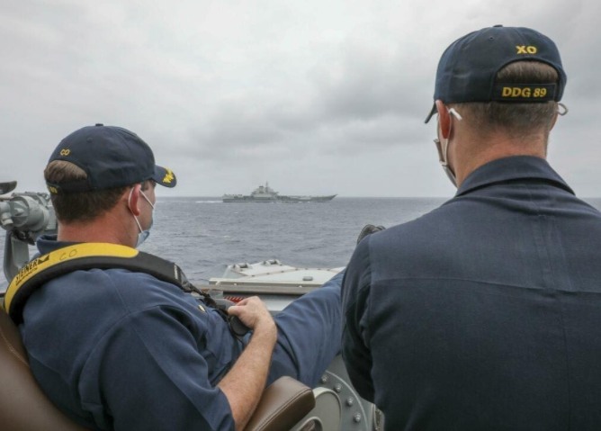 美海軍「翹腳」嘲笑看「遼寧號」, 中國網友崩潰