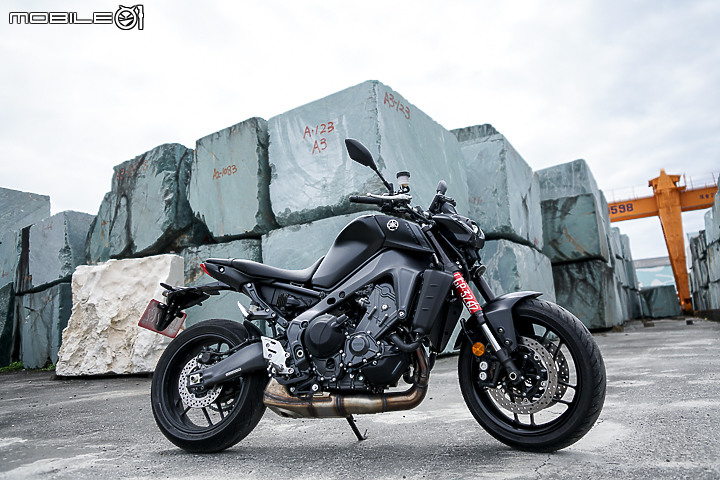 2021 YAMAHA MT-09 公路試駕｜IMU 導入 電控加量不加價