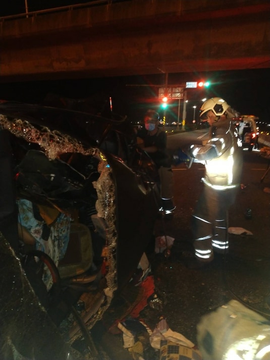 台南騎士神風式猛撞！轎車側翻90度 副駕女乘客慘死