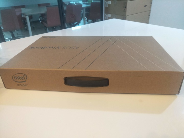 點我看大圖 VIVOBOOK S513 魔幻般霧面金屬質感文青風開箱