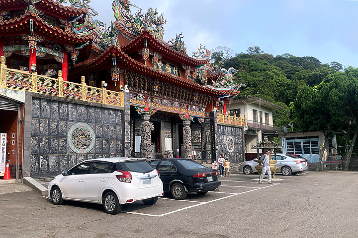 新竹芎林｜飛鳳山．觀日坪步道｜來看板根樹．順便撿個小百岳