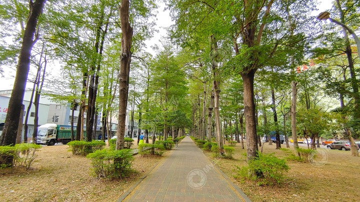 New 東區 浩瀚 *湖濱城* 28F 超高大樓 雙面臨路 戶戶邊間 雙面採光 三井LALAPORT 寵物、湧泉公園 未來藍線捷運湖景百貨宅 潛銷