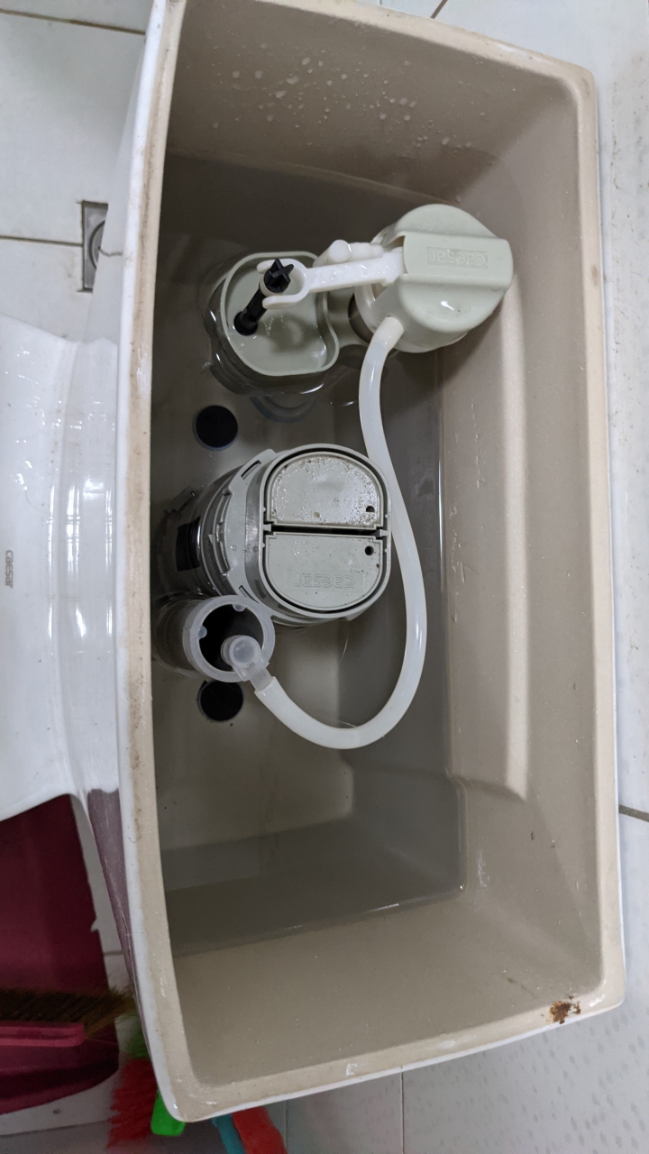 凱撒馬桶後方漏水
