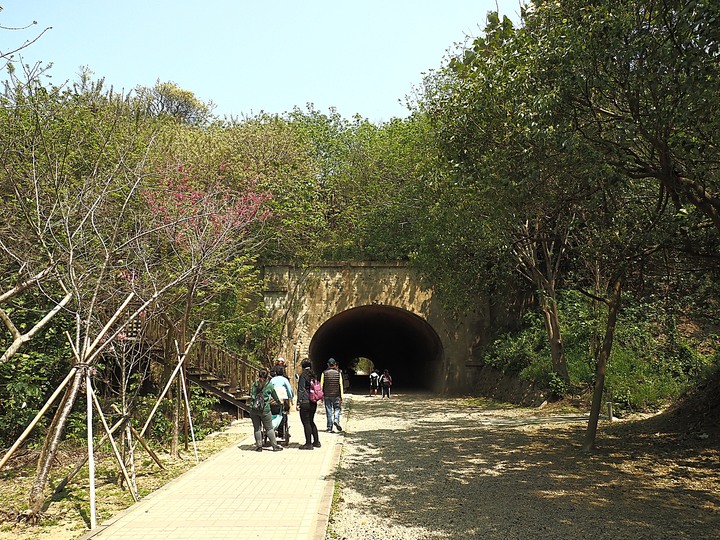 苗栗 竹南 崎頂隧道文化公園｜崎頂一、二號隧道 — 曾經的火車隧道，洞中有洞的驚奇，老少咸宜的散步空間