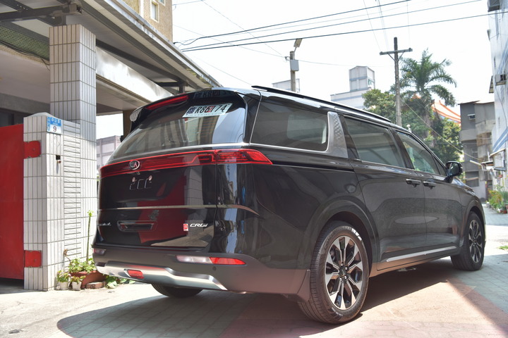 『玩命光頭大叔』又來試駕, 只是這回沒那麼熱血--KIA Carnival 七人座尊貴版