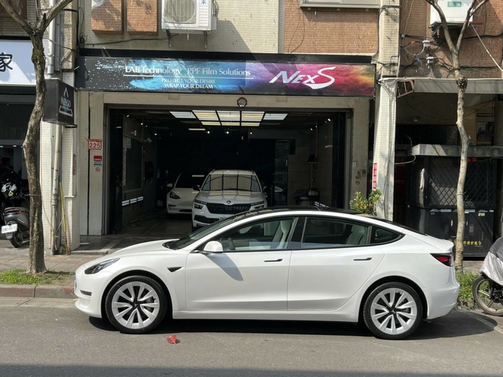 為什麼特斯拉車主都要包膜／犀牛皮／鍍膜？Tesla Model 3 LR 白內裝犀牛皮心得分享