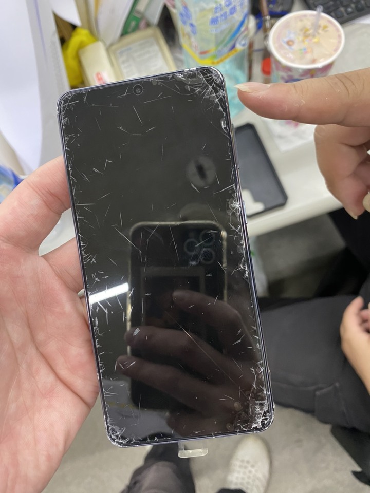 UAG S21 手機殼會跟手機分離......客服告訴你:請多見諒!!