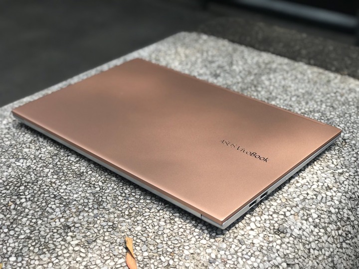 點我看大圖 VIVOBOOK S513 魔幻般霧面金屬質感文青風開箱