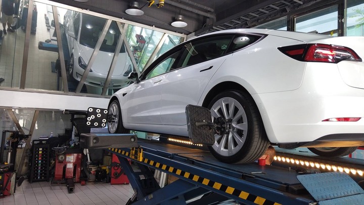 為什麼特斯拉車主都要包膜／犀牛皮／鍍膜？Tesla Model 3 LR 白內裝犀牛皮心得分享