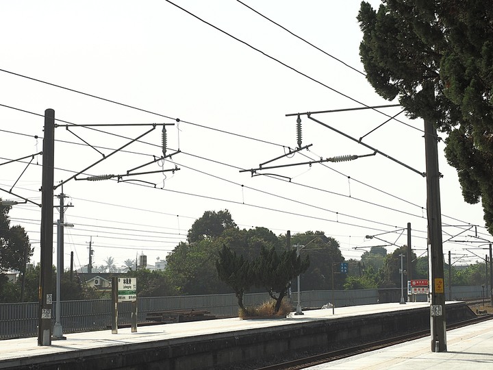 臺南 六甲 林鳳營車站 — 沒有賣鮮奶，也看不到乳牛，卻因鮮乳而聞名的木造小站