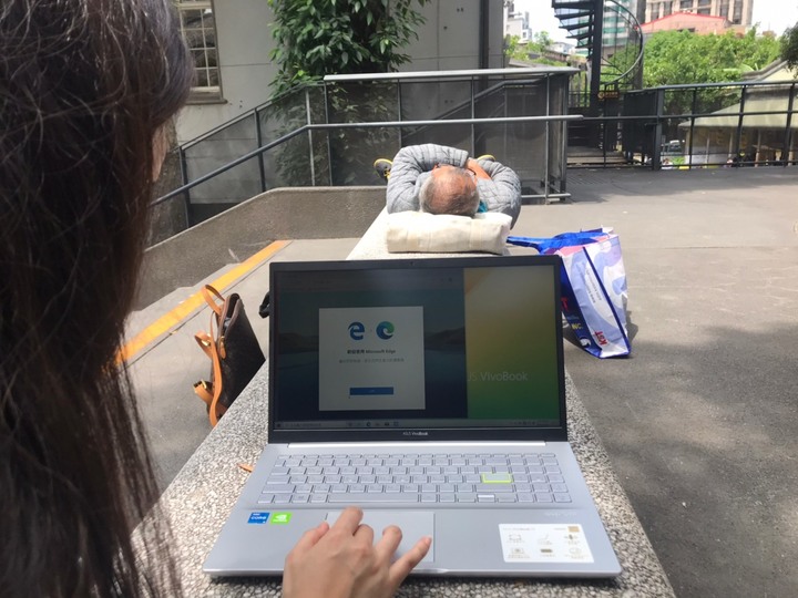 點我看大圖 VIVOBOOK S513 魔幻般霧面金屬質感文青風開箱