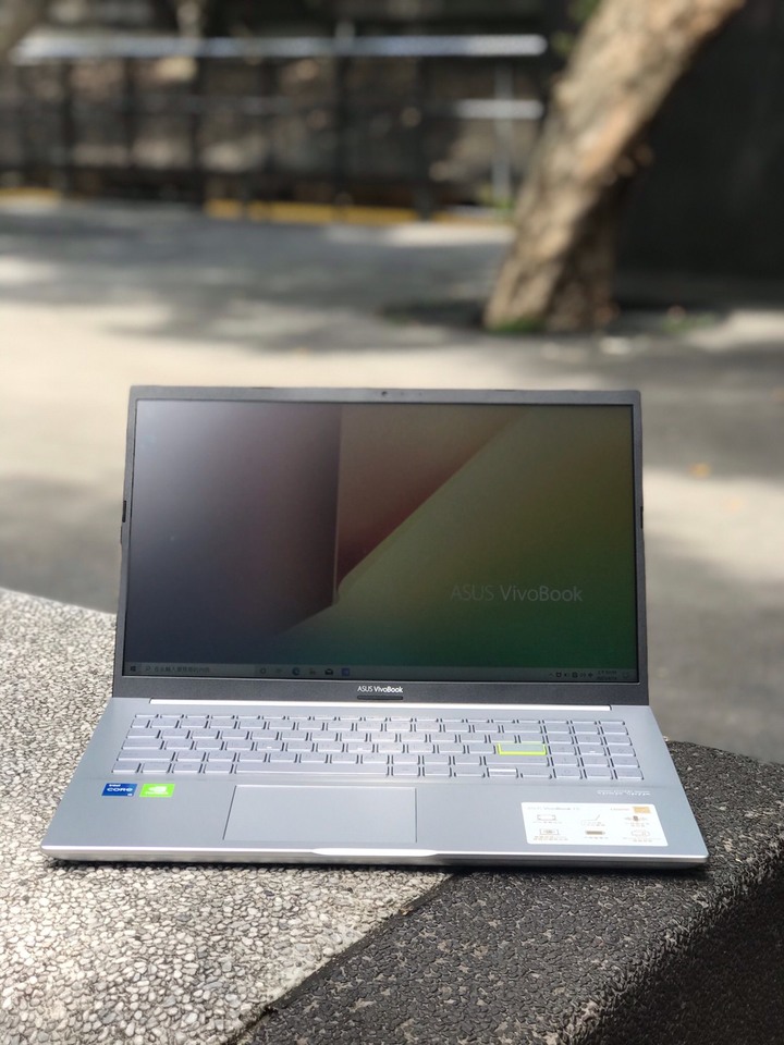 點我看大圖 VIVOBOOK S513 魔幻般霧面金屬質感文青風開箱