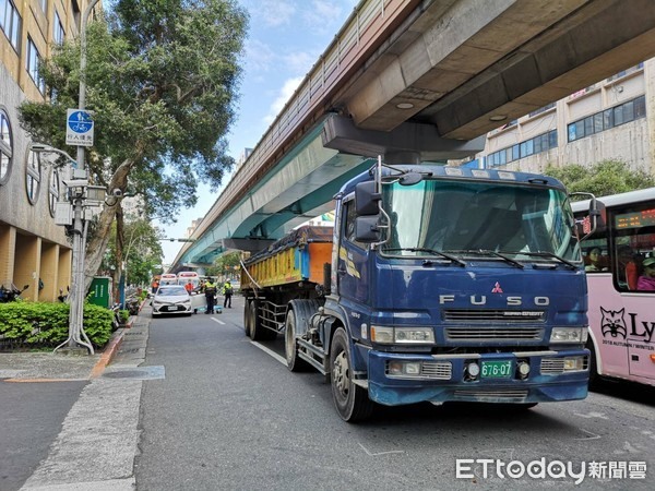 女騎士閃躲「違停Uber」…慘遭砂石車輾爆頭!司機下場曝