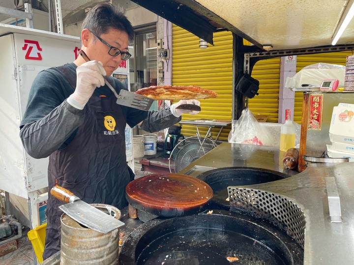 【天津正宗蔥油餅王】北屯天津路與雖遠路交叉口的排隊美食