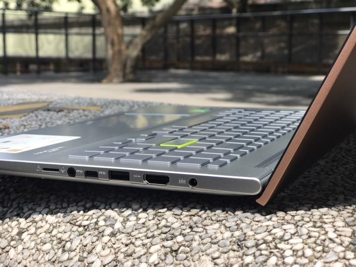 點我看大圖 VIVOBOOK S513 魔幻般霧面金屬質感文青風開箱