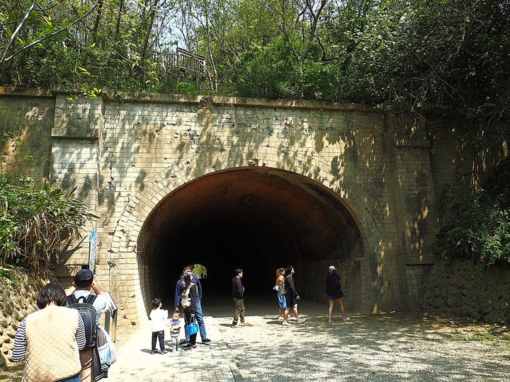 苗栗 竹南 崎頂隧道文化公園｜崎頂一、二號隧道 — 曾經的火車隧道，洞中有洞的驚奇，老少咸宜的散步空間