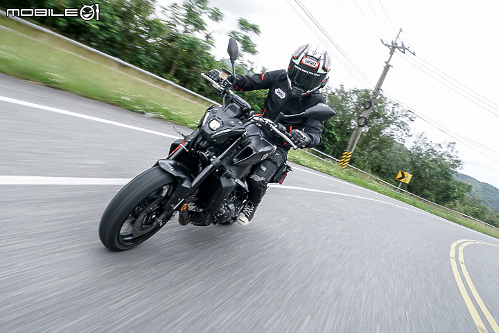 2021 YAMAHA MT-09 公路試駕｜IMU 導入 電控加量不加價