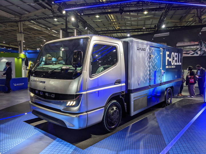 第一次看商用車展(FUSO、賓士、 SITRAK、IVECO、HYUNDAI、IZUZU、FORD、SUZUKI)