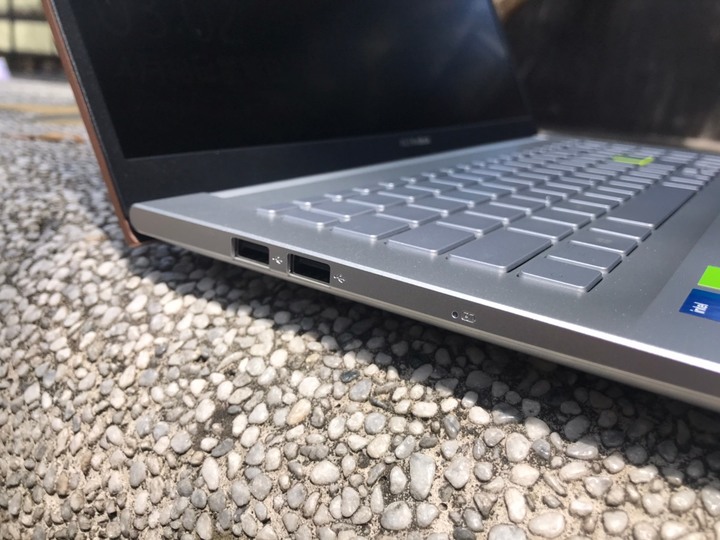 點我看大圖 VIVOBOOK S513 魔幻般霧面金屬質感文青風開箱