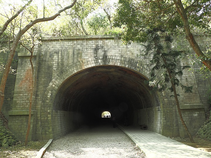 苗栗 竹南 崎頂隧道文化公園｜崎頂一、二號隧道 — 曾經的火車隧道，洞中有洞的驚奇，老少咸宜的散步空間