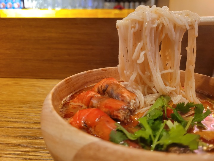 [台北美食]泰饌-船麵料理，加入泰式層次的味道的龍王泰蝦麵，一口接一口停不下來的打拋豬肉飯