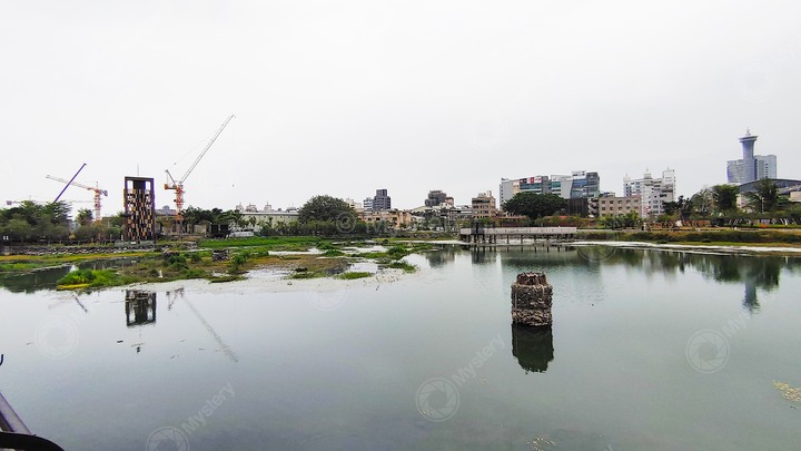 New 東區 浩瀚 *湖濱城* 28F 超高大樓 雙面臨路 戶戶邊間 雙面採光 三井LALAPORT 寵物、湧泉公園 未來藍線捷運湖景百貨宅 潛銷