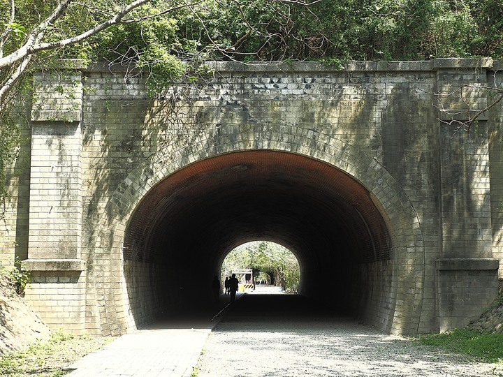 苗栗 竹南 崎頂隧道文化公園｜崎頂一、二號隧道 — 曾經的火車隧道，洞中有洞的驚奇，老少咸宜的散步空間