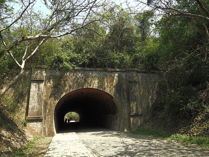 苗栗 竹南 崎頂隧道文化公園|崎頂一、二號隧道 — 曾經的火車隧道,洞中有洞的驚奇,老少咸宜的散步空間