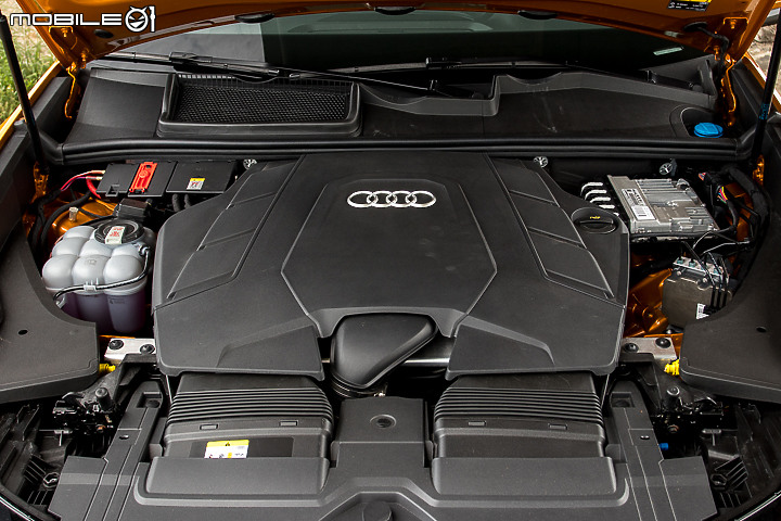Audi Q8 55 TFSI quattro S line 試駕|霸氣懾人的旗艦休旅!