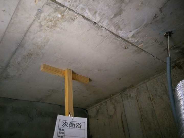 『防水泥做疑問』圖片這天花板算是漏水的水痕嗎?