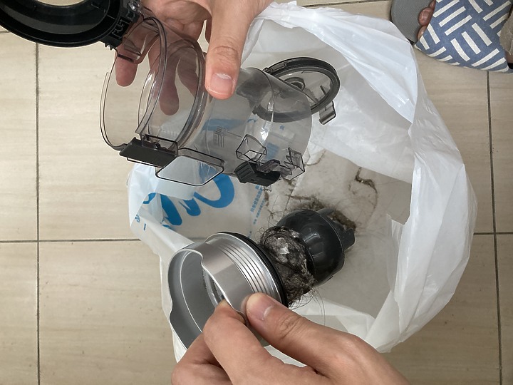 從有線進化到無線| 完美配重的Panasonic MC-BJ990無線吸塵器，還我一整天美麗心情