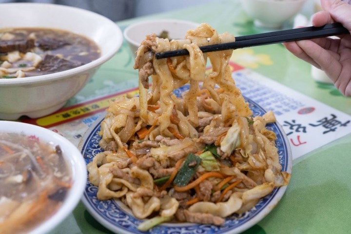 探訪美食之都！挖掘台南道地小吃、來去台版撒哈啦沙漠拍美照